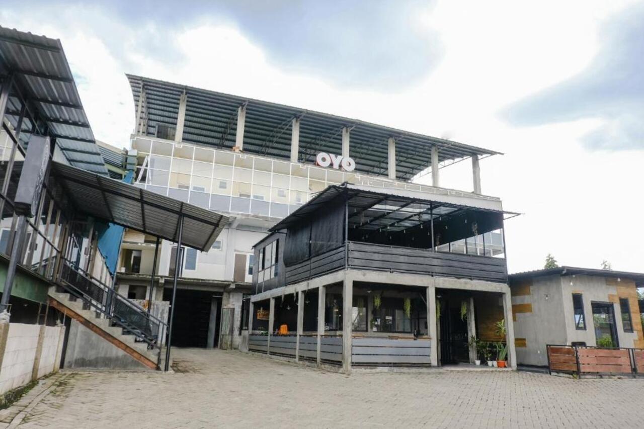 Super Oyo 1468 Sm House Hotel Malang Bagian luar foto